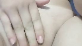 Amorzinho deliciosa grava video porno caseiro mastubando a bucetinha lisinha