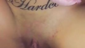 Novinha bucetuda faz sexo gostoso abraçada com ursinho e chupeta na boca