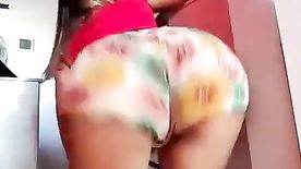 Funkeira De Bunda Enorme Rebolando Com Tesão Pra Câmera