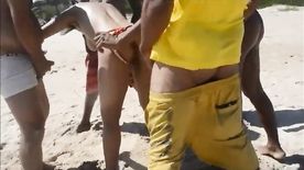 Amadora Chupando Mais De Dez Homens Em Praia Pública Onde Adora Ser Fodida