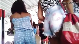 Novinha Puta De Shortinho Mostrando a Metade Da Bunda Gostosa Em Local Público