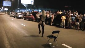 Stripper Russa Anima Torcida Durante Corrida Noturna e Vai Parar na Internet
