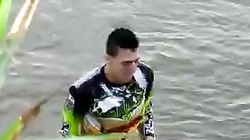 Flagra de sexo Ciclista para na beira do rio e fode uma gordinha mas acaba sendo flagrado