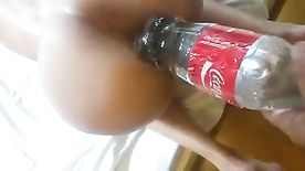 Coca Cola de 1 Litro no Rabo da Meretriz Cuzão Apertado Video Caseiro