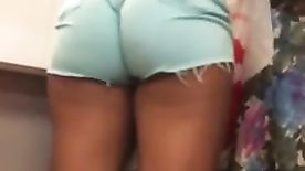 Novinha Rabuda é Flagrada Usando Um Shortinho Socado Na Bunda Deliciosa Que Tem