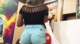 Novinha Rabuda é Flagrada Usando Um Shortinho Socado Na Bunda Deliciosa Que Tem