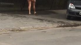 Flagra Loira Pelada Com Pomba Gira Baixada No Corpo Quebrando Tudo No Meio Da Rua