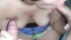 Novinha Chupona Sugando as Bimbas de Dois Amigos Vídeo Porno Caseiro
