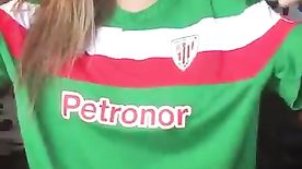 Espanhola Linda Torcedora do Athletic Bilbao Levanta Camisa Exibindo Seios