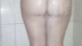 Filmando Esposa Gordelicia No banho Sensualizando E Deixando Maridão De Pau Duro