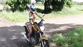 Motoqueira Tarada Gostosa Sem Sutiã Dando Voltinha na CB do Papai