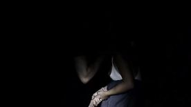 Corno filma a esposa novinha levando pica no escurinho