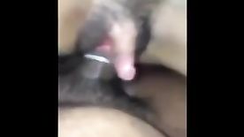Buceta greluda sendo fodida por safado no porno caseiro