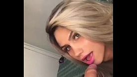 Travesti loira gata chupando uma rola grossa