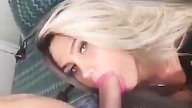 Travesti loira gata chupando uma rola grossa