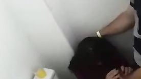 Porno amador xxx vadia safada fudendo com seu coleguinha dentro do banheiro