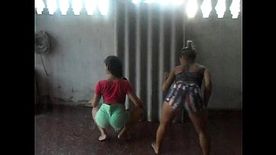 Ninfetas safadas bastante excitadas dançando funk  rebolando bem gostoso