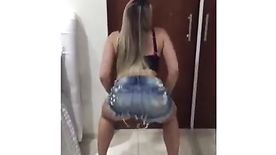 Loira gostosa danÃ§ando funk