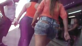 2 loiras rabudas de jeans e shorts.