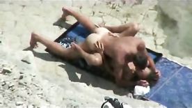 Videos de sexo amador   Vadia fudendo com coleguinha na praia ficando toda arrombadinha