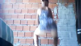 Novinha favelada dançando funk treinando pra ir pro baile