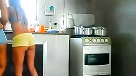 Filha e mãe na cozinha de shortinho delicinha