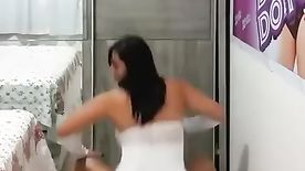 Morena coroa gostosa dançando funk bumbum granada