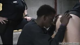Fragante de sexo amador Com policiais esfregando a buceta na cara do bandido