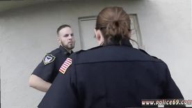Policiais cheia de tesão colocando bandido pra chupar as bucetinhas deliciosas