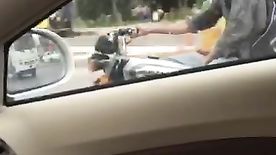 Motoqueiro exibe a pica pras amigas safadas no meio do transito