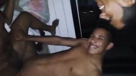 Porno baiano de novinha fazendo suruba com dois moleques do grupo