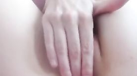 Gatinha linda na cam metendo mão na vulva apertada