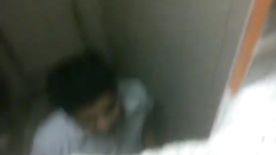 Chofer Flagrado e filmado escondido comendo cliente no banheiro