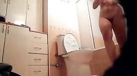 Câmera no banheiro filma mulher peituda trocando de roupa