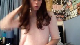Piroca amadora de travesti novinha se masturbando na webcam