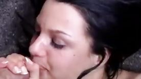 Xvideo porno amador - Casadinha vagabunda amadora bebendo porra direto da fonte