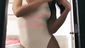 Amador porno brasileiro  Putinha safada se exibindo dançando doidinha pra ganhar rola na xoxota deliciosa