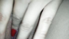 Brasileira mostra xotinha e mete dedo dentro mostrando como ta