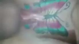 Cadela com tattoo de borboleta na xota fodendo sem capa mesmo