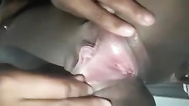 Mulata favelada abre sua boceta rosada em video quente