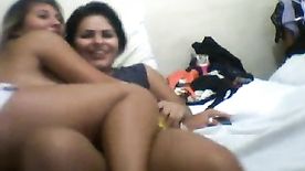 Homem deixa suas duas putinhas brincarem na webcam