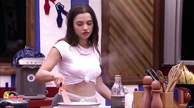 Paula do bbb18 sem sutiã usando uma blusinha transparente