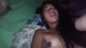 Novinha morena mete o dedo na xota sentindo prazer