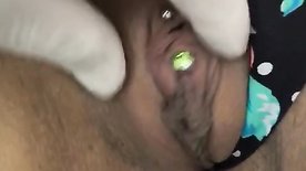 Botando piercing na xota carnuda da latina ninfa