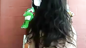 Ninfeta dançando pelada mexendo seu rabo branquinho