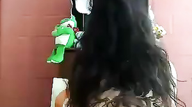 Ninfeta dançando pelada mexendo seu rabo branquinho