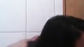 Moreninha ficando nua em video gravado no banheiro