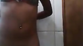 Moreninha ficando nua em video gravado no banheiro