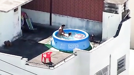 Flagra na piscina casal dando um trepada no primeiro andar