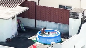 Flagra na piscina casal dando um trepada no primeiro andar